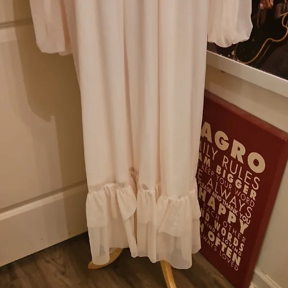 Elegant White Women's Nightgown/ Lounge Wear - Picture 5 of 10